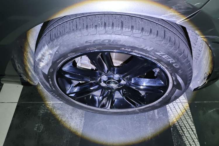 Used Land Rover Range Velar 2021 P250 Sparkling Black Limited Edition Right Front Wheel Hub
