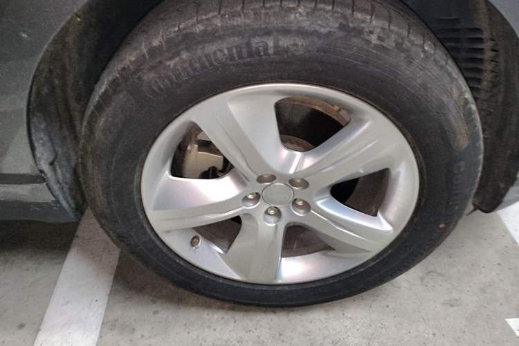 Used Land Rover Range Velar 2021 P250 model Right Front Wheel Hub