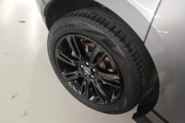 Used Land Rover Range Velar 2021 P250 Sparkling Black Limited Edition Right Rear Wheel Hub
