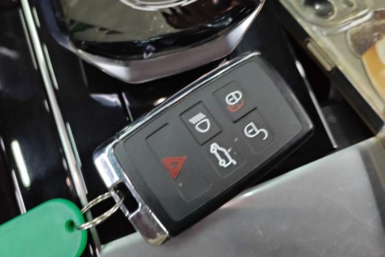 Used Land Rover Range Velar 2021 P340 R-DYNAMIC SE Vehicle Key