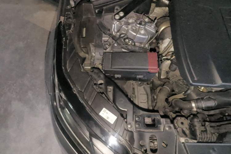 Used Land Rover Range Velar 2021 P250 Sparkling Black Limited Edition Engine Bay Right