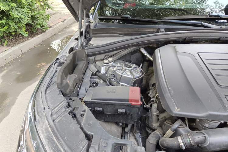 Used Land Rover Range Velar 2021 P250 Sparkling Black Limited Edition Engine Bay Right