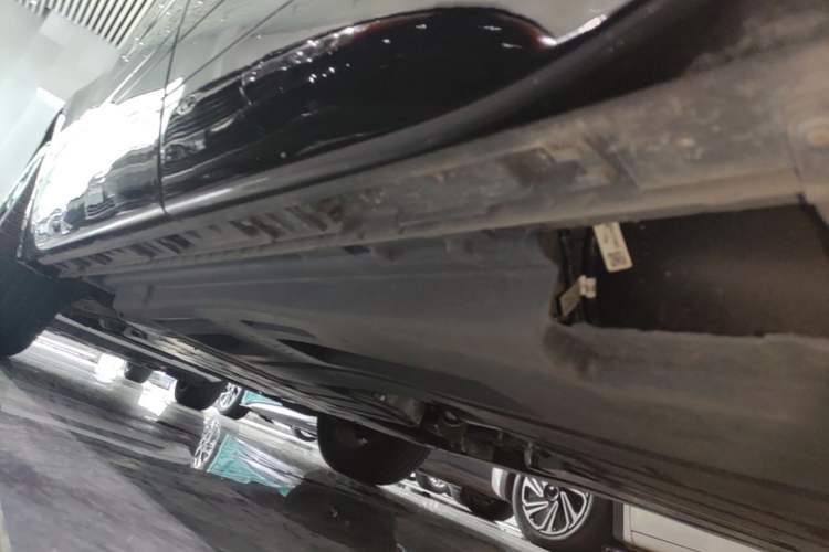 Used Land Rover Range Velar 2021 P250 Sparkling Black Limited Edition Left Side Sill