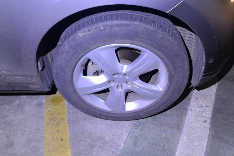 Used Land Rover Range Velar 2021 P250 model Right Front Wheel Hub
