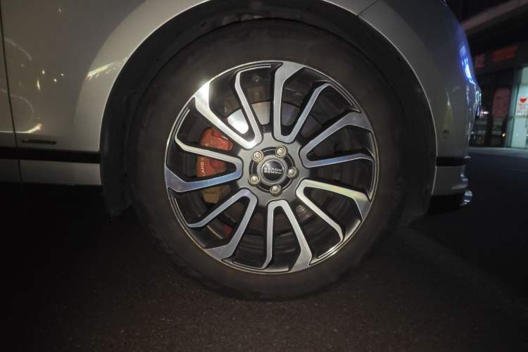 Used Land Rover Range Velar 2021 P340 R-DYNAMIC SE Right Front Wheel Hub