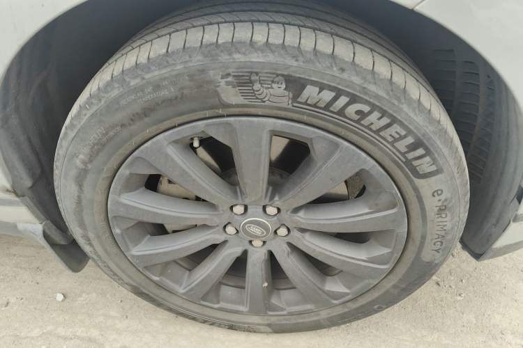 Used Land Rover Range Velar 2021 P340 R-DYNAMIC SE Right Front Wheel Hub