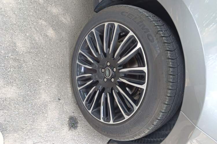 Used Land Rover Range Velar 2021 P250 Sparkling Black Limited Edition Right Front Wheel Hub