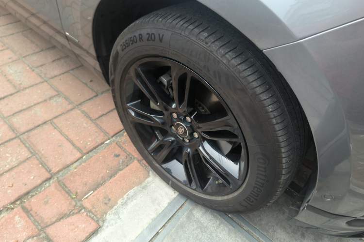 Used Land Rover Range Velar 2021 P250 Sparkling Black Limited Edition Right Front Wheel Hub