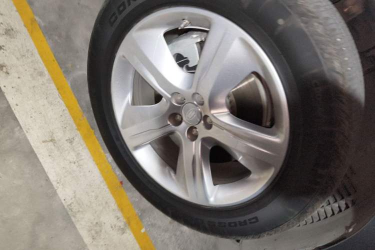Used Land Rover Range Velar 2021 P250 model Right Front Wheel Hub