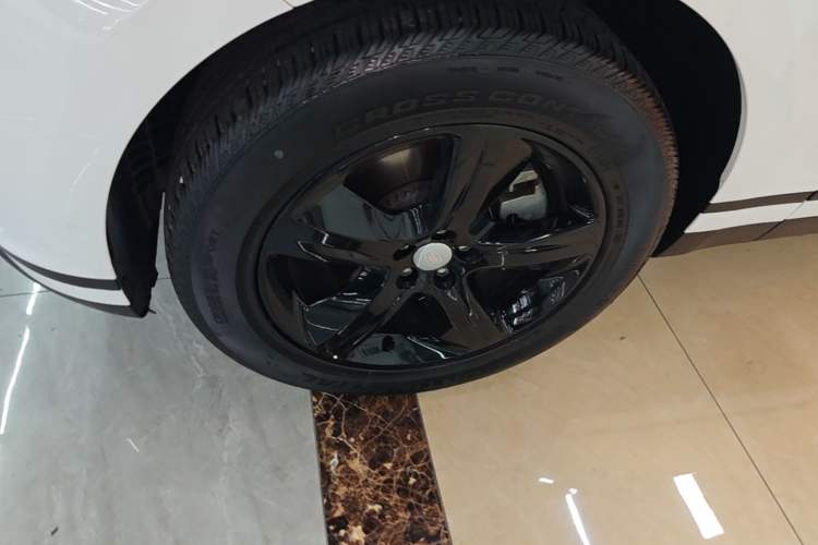 Used Land Rover Range Velar 2021 P250 model Left Front Wheel Hub