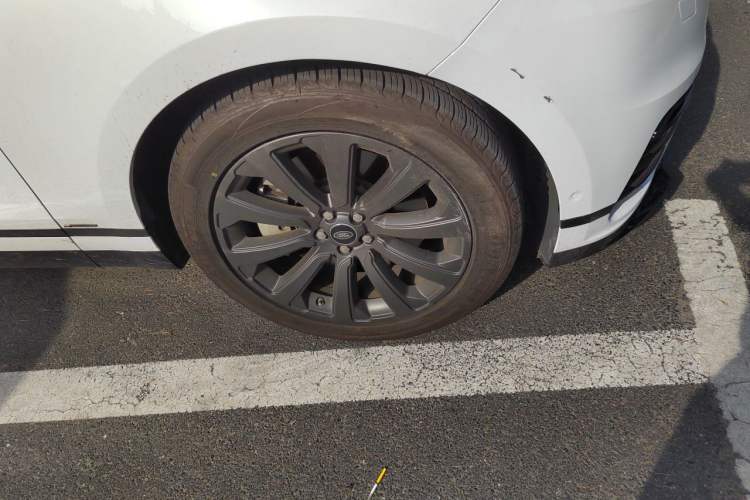 Used Land Rover Range Velar 2021 P340 R-DYNAMIC SE Right Front Wheel Hub