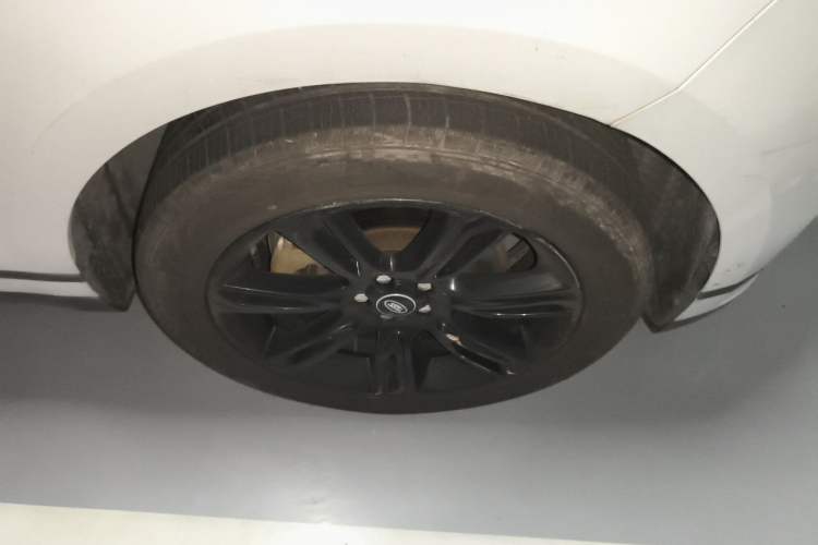 Used Land Rover Range Velar 2021 P250 Sparkling Black Limited Edition Right Front Wheel Hub