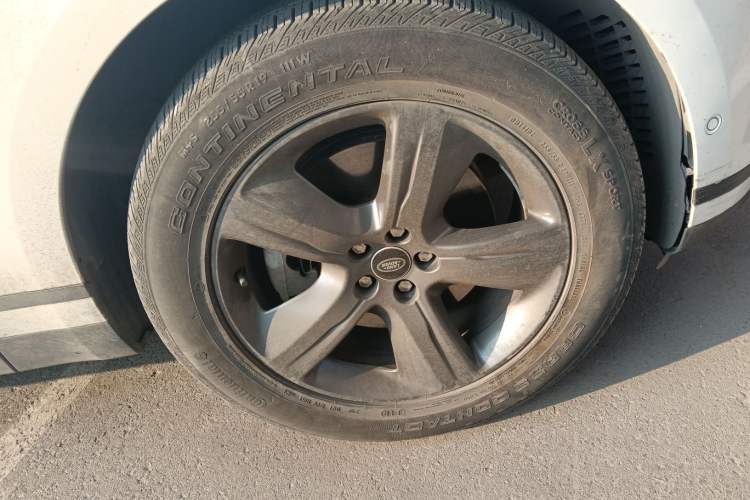 Used Land Rover Range Velar 2021 P250 model Right Front Wheel Hub