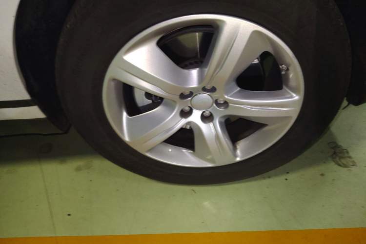 Used Land Rover Range Velar 2021 P250 model Right Front Wheel Hub