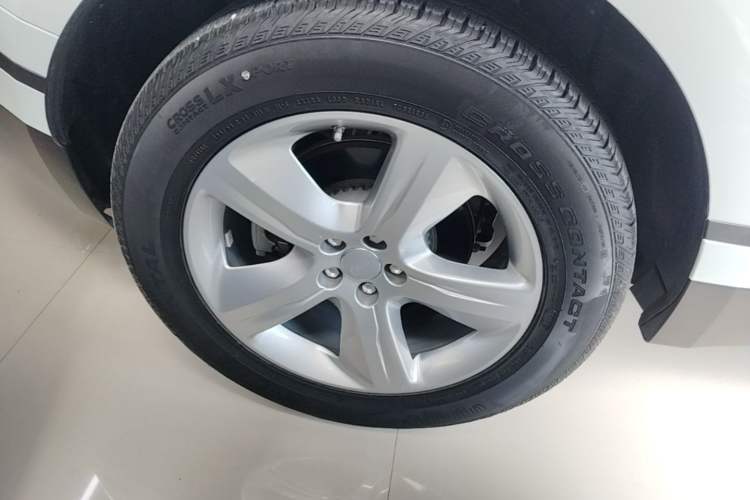 Used Land Rover Range Velar 2021 P250 model Right Rear Wheel Hub
