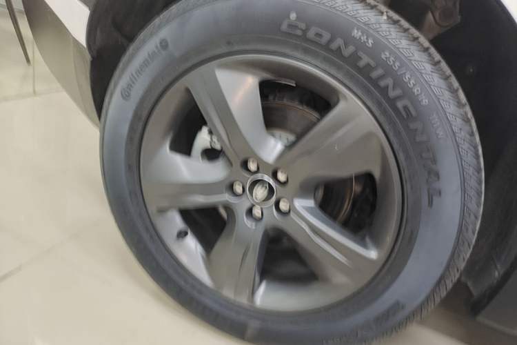 Used Land Rover Range Velar 2021 P250 model Right Rear Wheel Hub
