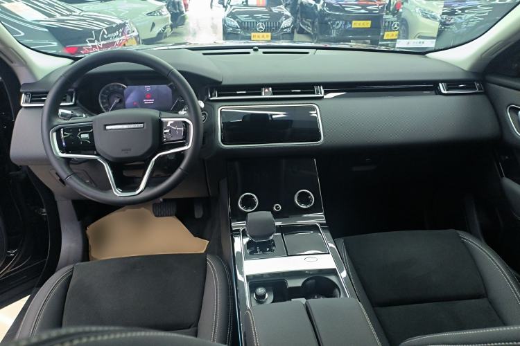 Used Land Rover Range Velar 2022 250 PS Center Console