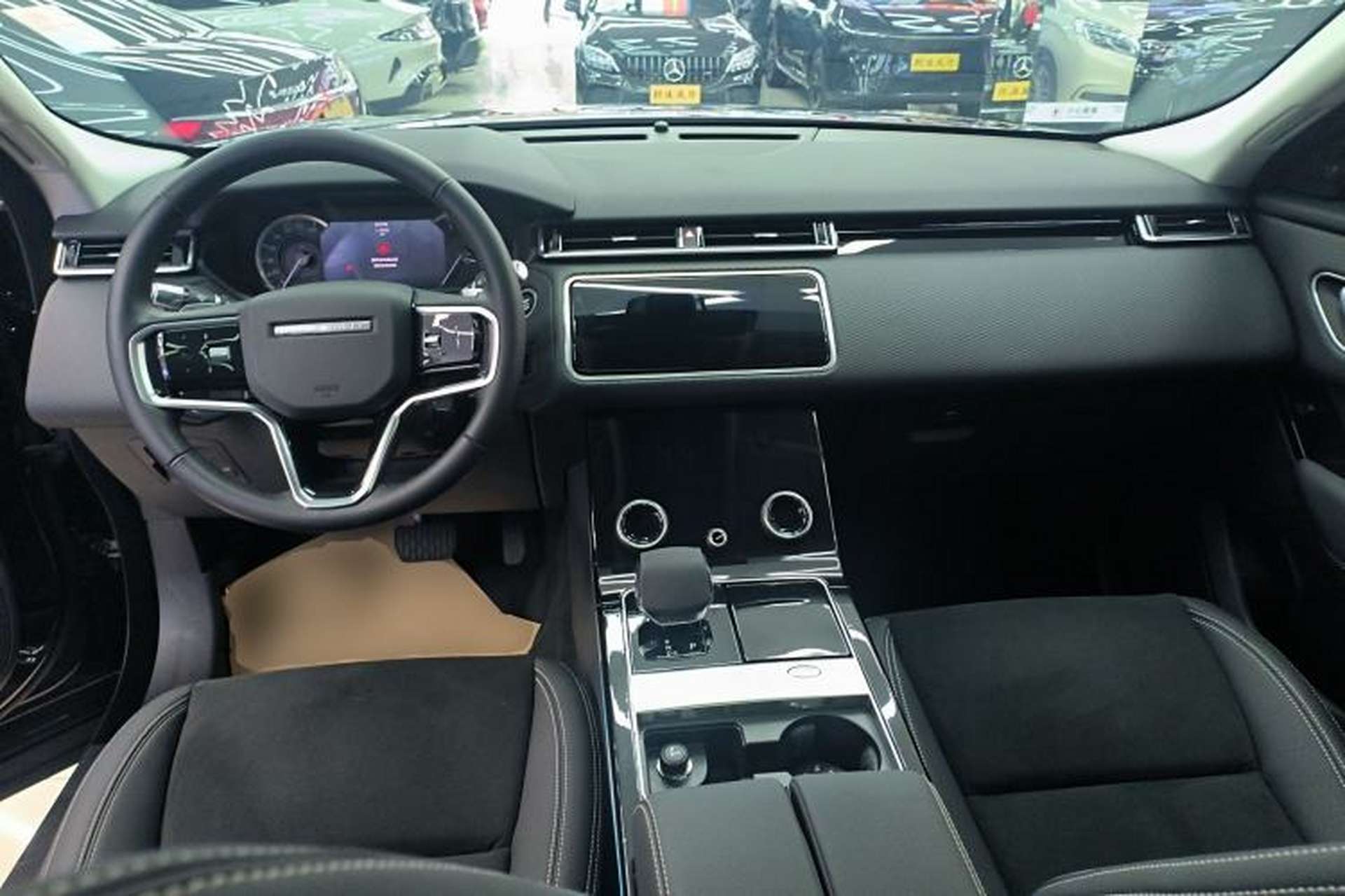 Used Land Rover Range Velar 2022 250 PS Center Console
