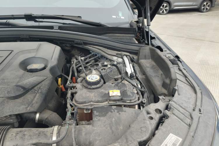 Used Land Rover Range Velar 2022 250 PS Sparkling Heritage Edition Engine Bay Left