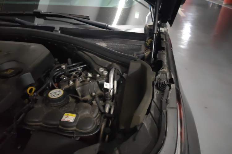 Used Land Rover Range Velar 2022 250 PS Sparkling Heritage Edition Engine Bay Left
