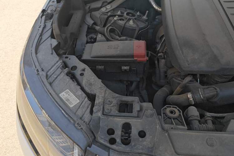Used Land Rover Range Velar 2022 250 PS Sparkling Heritage Edition Engine Bay Right