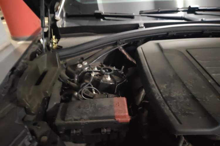 Used Land Rover Range Velar 2022 250 PS Sparkling Heritage Edition Engine Bay Right