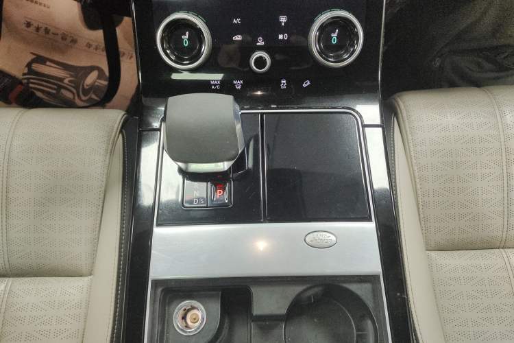 Used Land Rover Range Velar 2022 250 PS Sparkling Heritage Edition Gear Lever