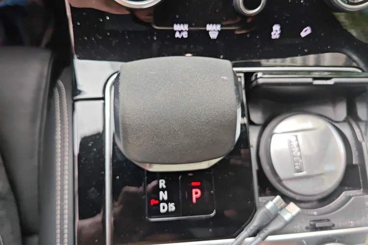 Used Land Rover Range Velar 2022 250 PS Sparkling Heritage Edition Gear Lever