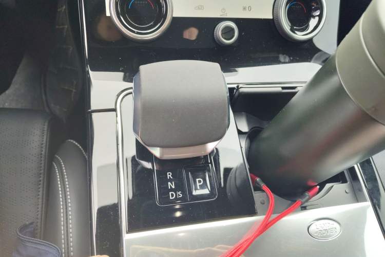 Used Land Rover Range Velar 2022 250 PS Sparkling Heritage Edition Gear Lever