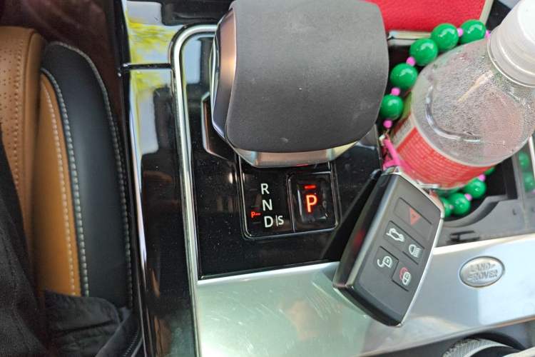 Used Land Rover Range Velar 2022 250 PS Sparkling Heritage Edition Gear Lever