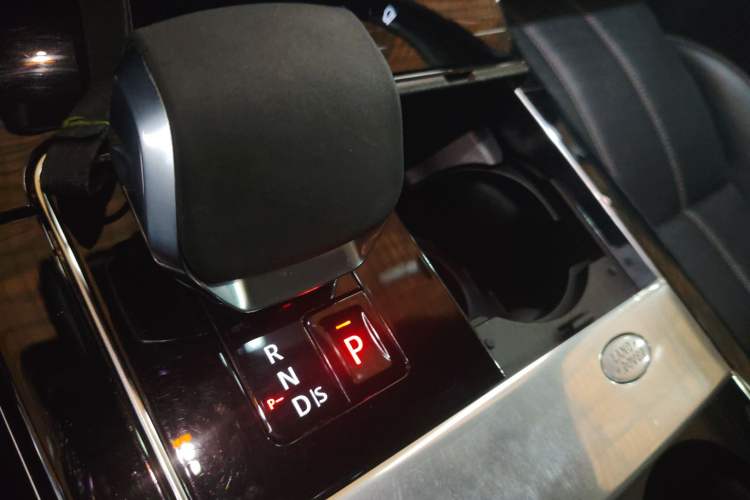 Used Land Rover Range Velar 2022 250 PS Sparkling Heritage Edition Gear Lever