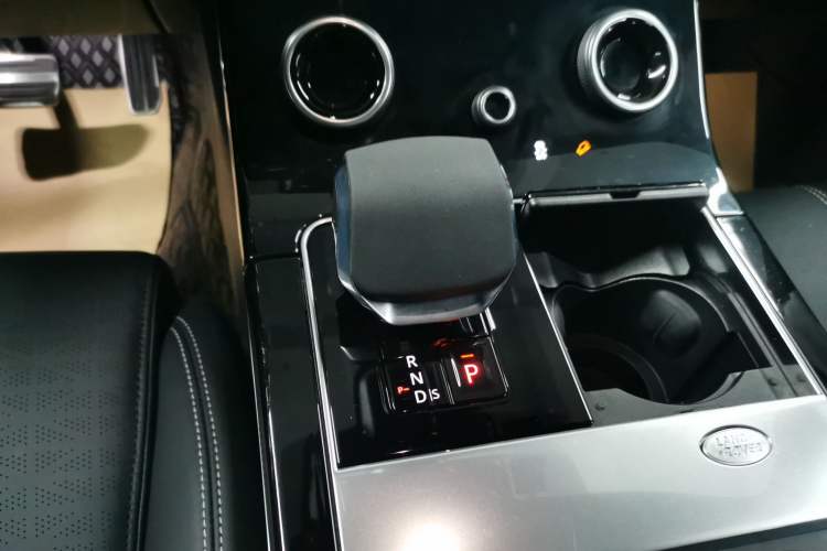 Used Land Rover Range Velar 2022 250 PS Sparkling Heritage Edition Gear Lever
