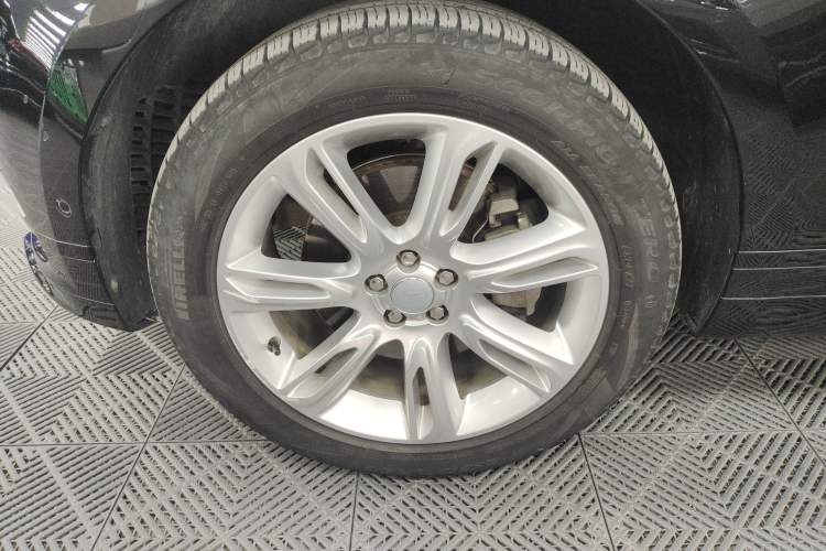 Used Land Rover Range Velar 2022 250 PS Sparkling Heritage Edition Left Front Wheel Hub