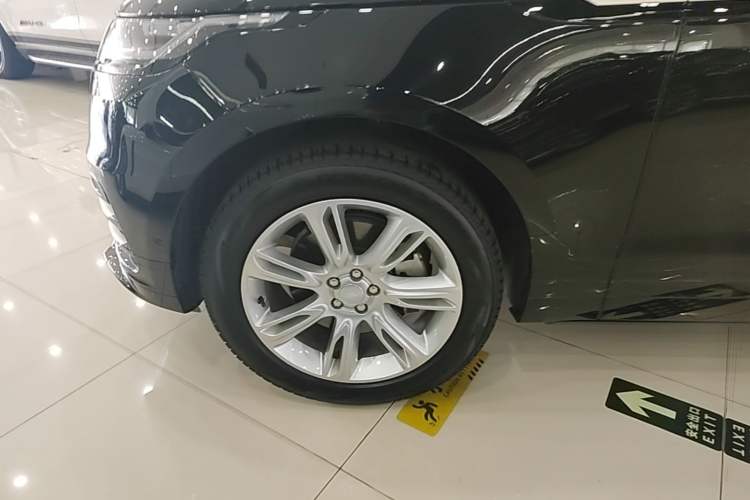Used Land Rover Range Velar 2022 250 PS Sparkling Heritage Edition Left Front Wheel Hub