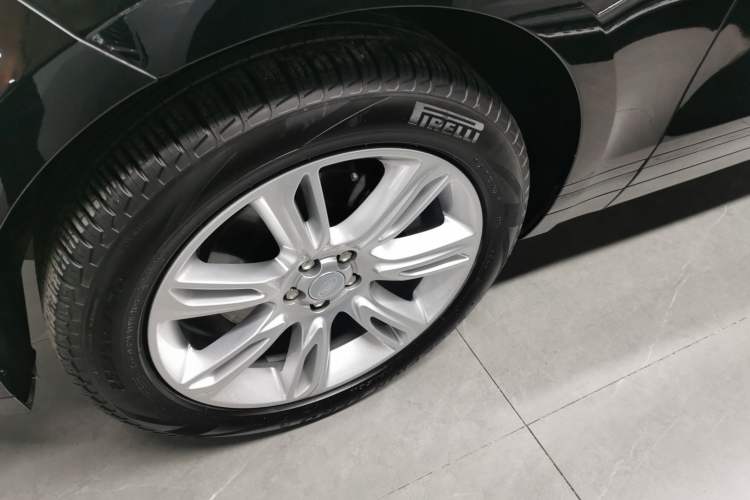 Used Land Rover Range Velar 2022 250 PS Sparkling Heritage Edition Left Front Wheel Hub