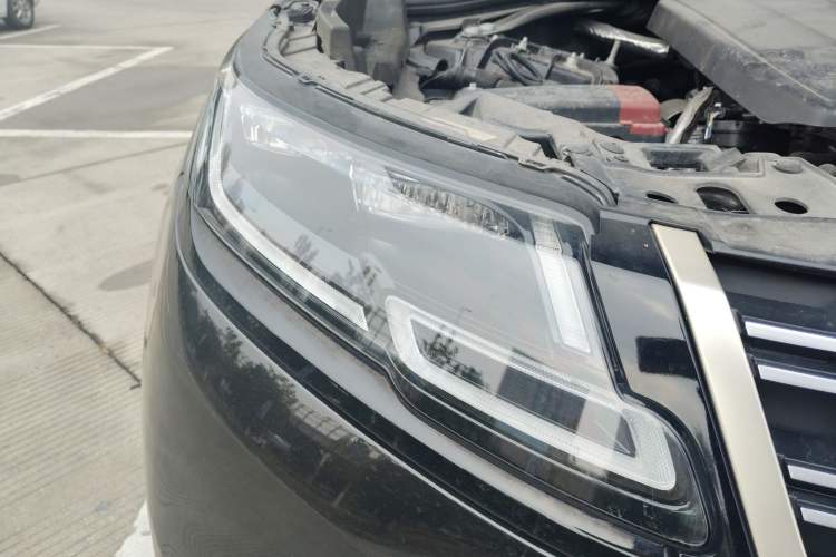 Used Land Rover Range Velar 2022 250 PS Sparkling Heritage Edition Right Front Headlight