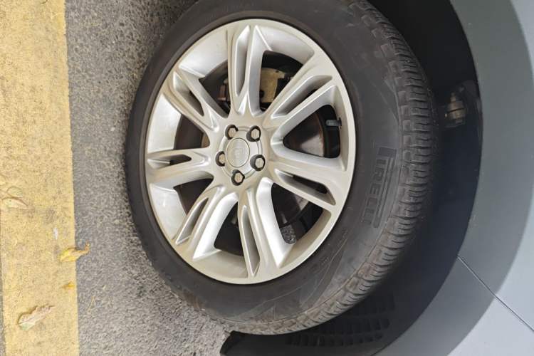 Used Land Rover Range Velar 2022 250 PS Sparkling Heritage Edition Right Front Wheel Hub