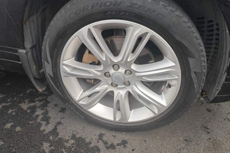 Used Land Rover Range Velar 2022 250 PS Sparkling Heritage Edition Right Front Wheel Hub