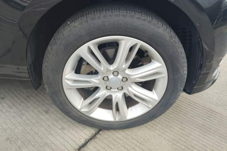Used Land Rover Range Velar 2022 250 PS Sparkling Heritage Edition Right Front Wheel Hub