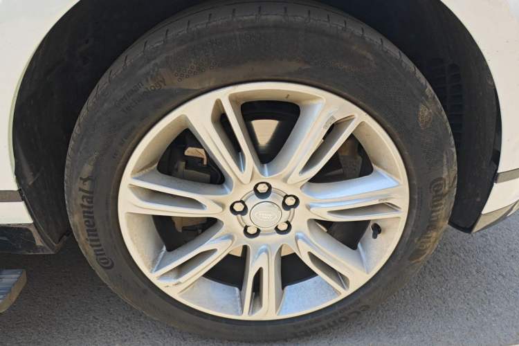 Used Land Rover Range Velar 2022 250 PS Sparkling Heritage Edition Right Front Wheel Hub