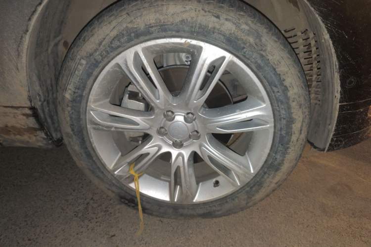 Used Land Rover Range Velar 2022 250 PS Sparkling Heritage Edition Right Front Wheel Hub