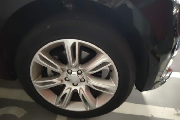 Used Land Rover Range Velar 2022 250 PS Sparkling Heritage Edition Right Front Wheel Hub