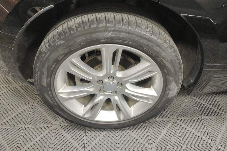Used Land Rover Range Velar 2022 250 PS Sparkling Heritage Edition Right Rear Wheel Hub