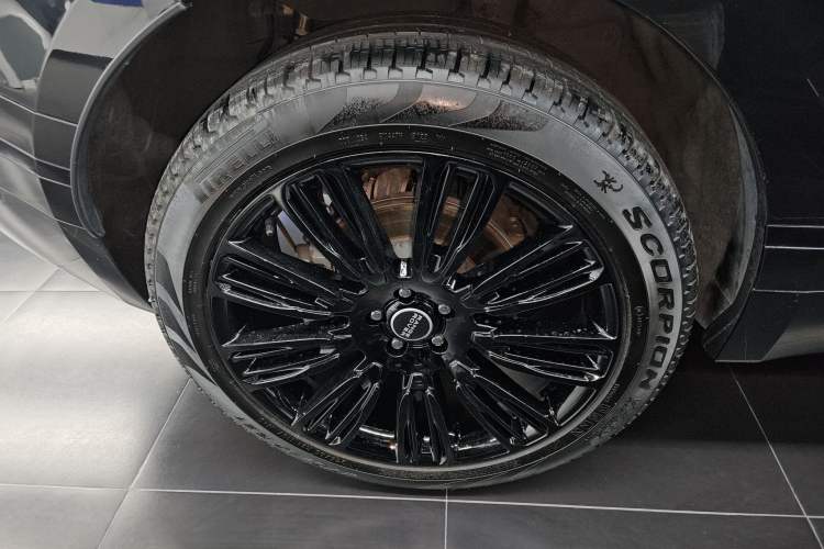 Used Land Rover Range Velar 2022 250 PS Sparkling Heritage Edition Right Rear Wheel Hub