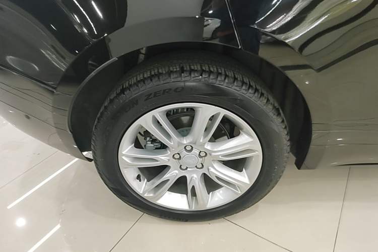 Used Land Rover Range Velar 2022 250 PS Sparkling Heritage Edition Right Rear Wheel Hub