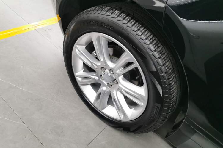 Used Land Rover Range Velar 2022 250 PS Sparkling Heritage Edition Right Rear Wheel Hub