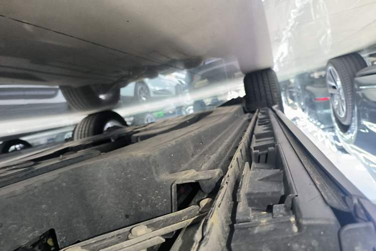 Used Land Rover Range Velar 2022 250 PS Right Side Sill