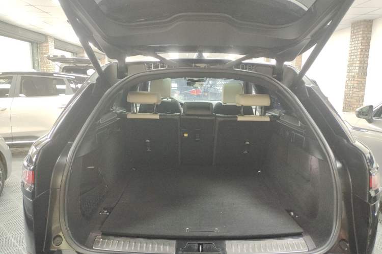 Used Land Rover Range Velar 2022 250 PS Sparkling Heritage Edition Trunk