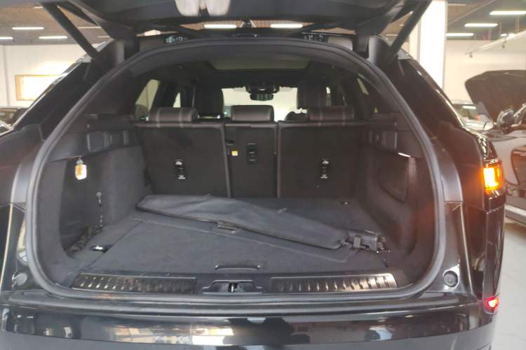 Used Land Rover Range Velar 2022 250 PS Sparkling Heritage Edition Trunk