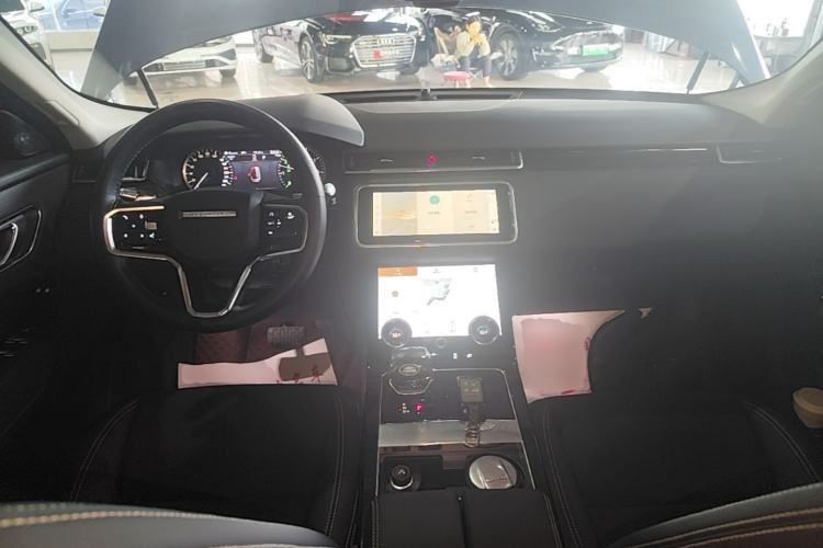 Used Land Rover Range Velar 2022 250 PS Center Console